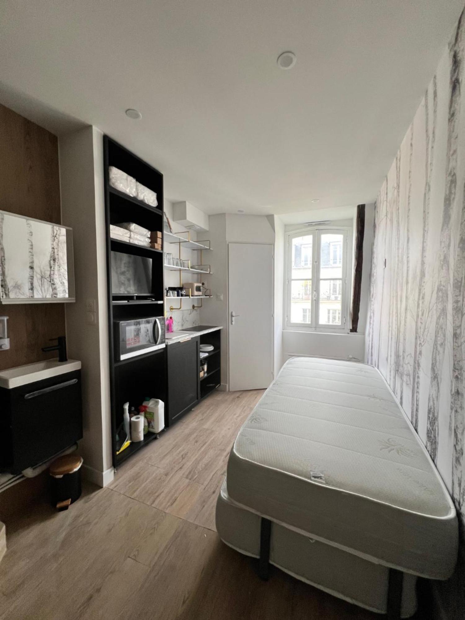 Batignolles, Montmartre 12m2 , Metro 13 Et 14
